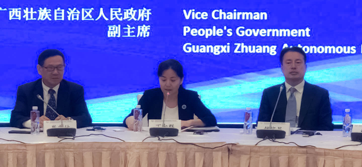 崔忠付出席中新互联互通项目南向通道国际供应链合作圆桌会